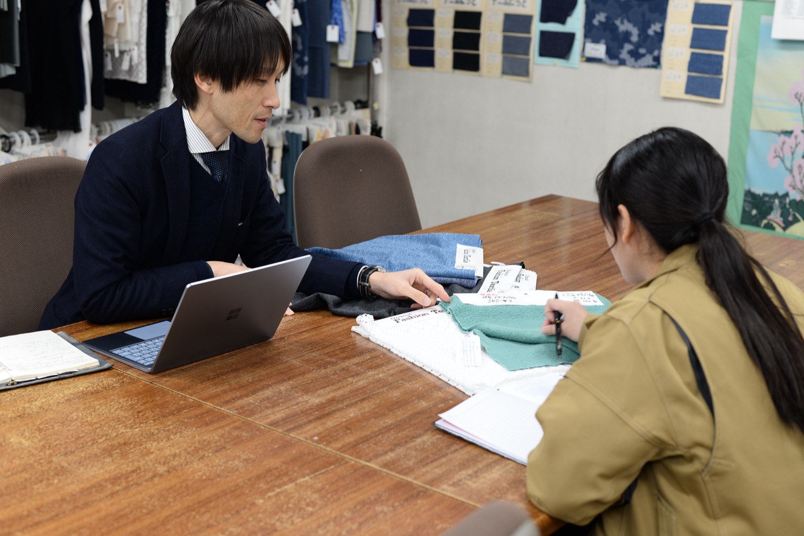 社員が生地サンプルを確認している様子